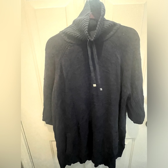 EUC Women’s Isaac Mizrahi Live Navy Turtleneck Tunic Sweater, Size M - Picture 3 of 4